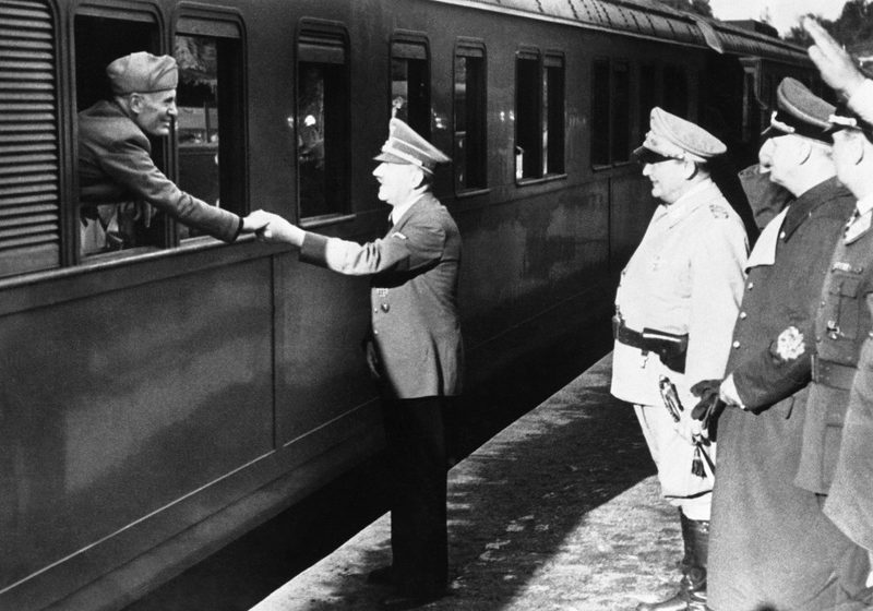Hitler saludando a Mussolini. Esta es una de las fotos que los nazis pasaron la agencia. AP